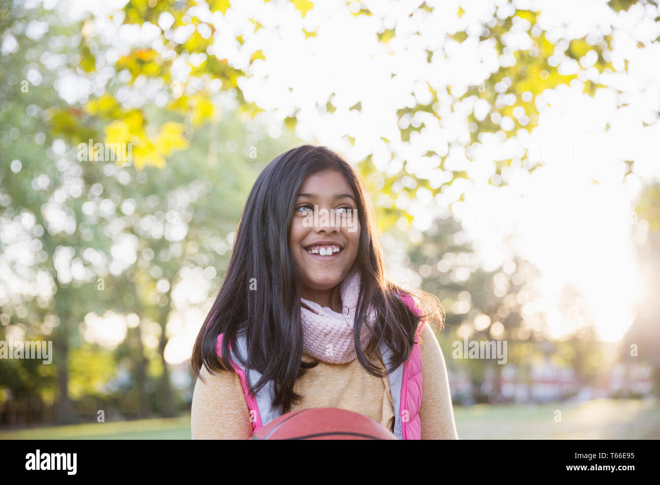 Lächelnde Mädchen im Herbst Park Stockfoto