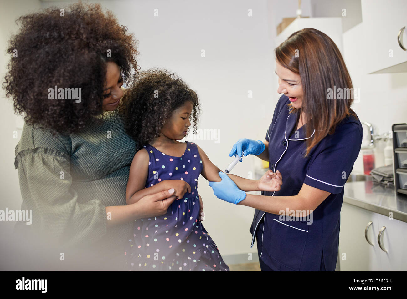 Weibliche Kinderarzt Prüfung der Mädchen in der Klinik Untersuchungsraum Stockfoto