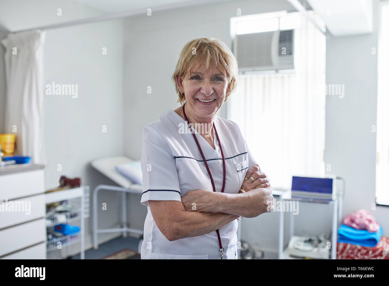 Portrait zuversichtlich älteren weiblichen Krankenschwester in der Klinik Stockfoto
