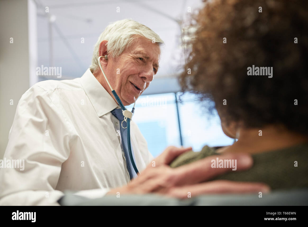 Arzt beruhigend Patient in Klinik Stockfoto