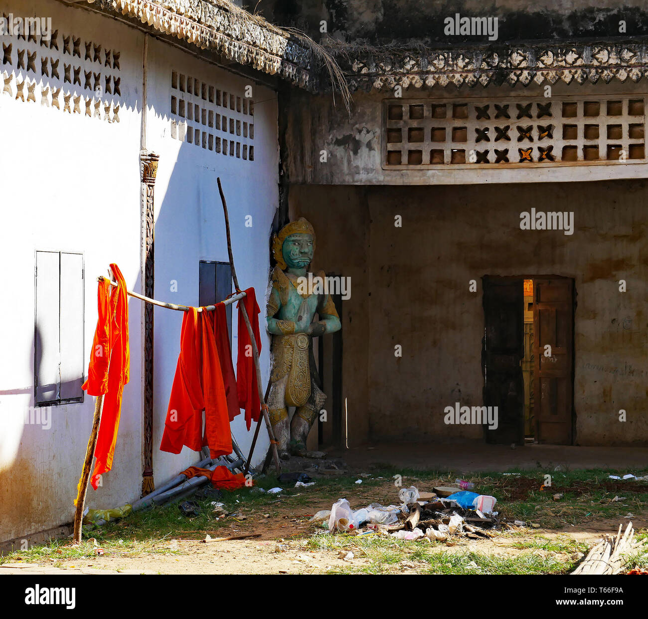 Innerhalb der alten Mauern umgebene Tempel der Entri Sam Voreak Pagode, alte Wat Kampong Thom. Kampong Thom, Kambodscha. 19-12-2018 Stockfoto