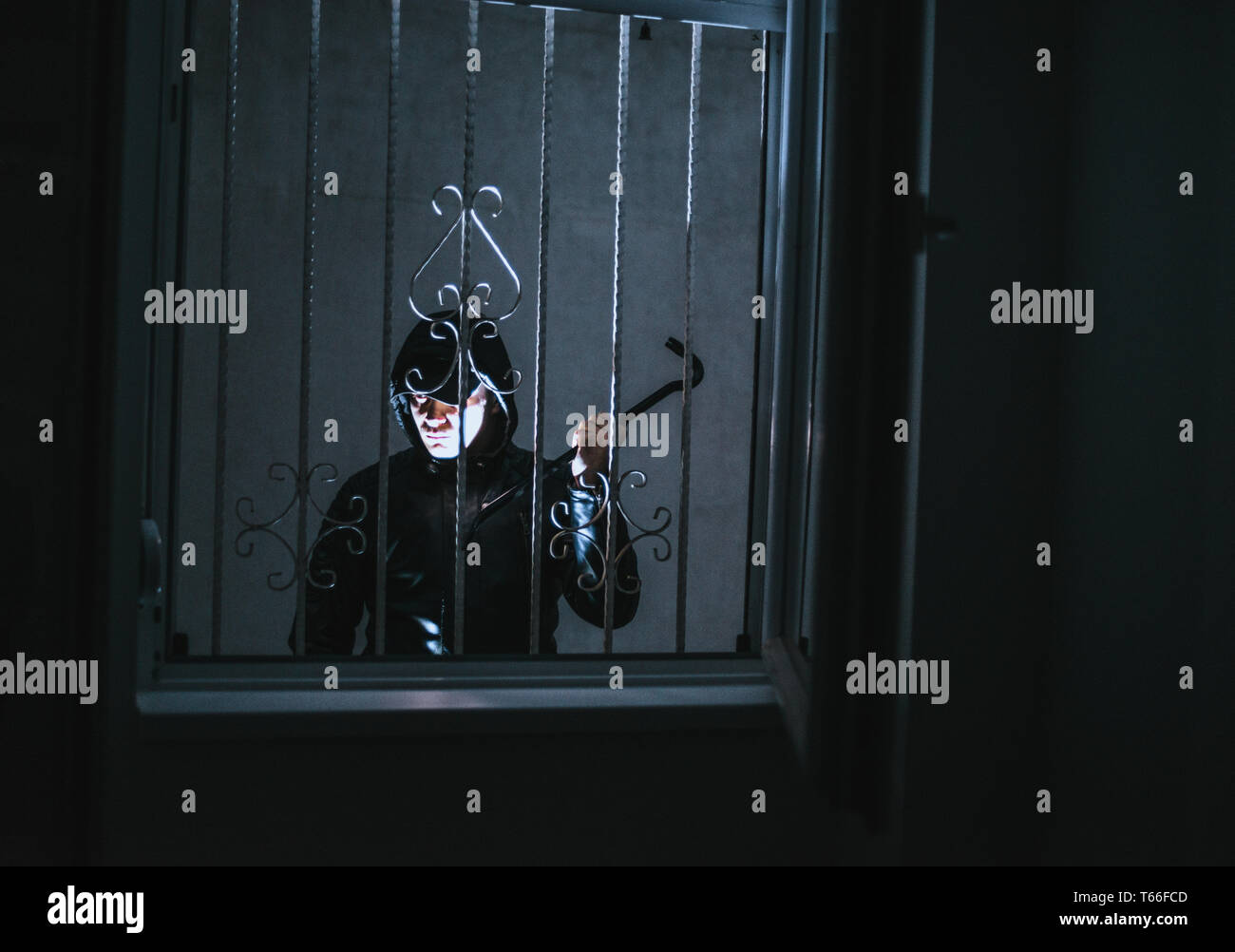 Housebreaker mit Brecheisen Tool versucht, in das Haus, um es zu berauben. Stockfoto