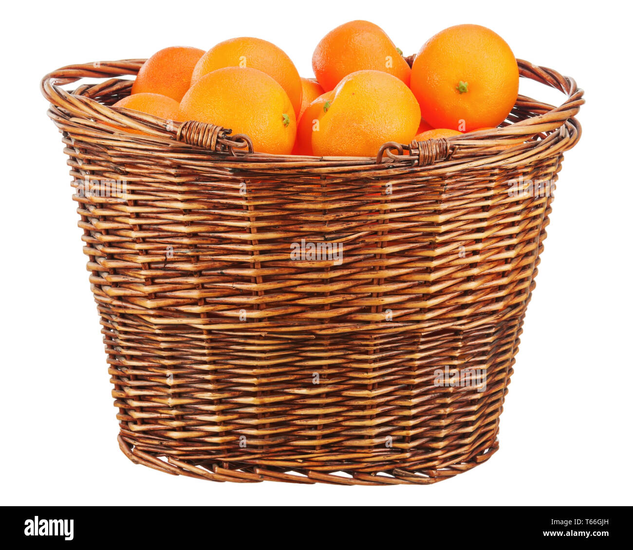 Orangen in Weidenkorb isoliert auf weißem backgro Stockfoto