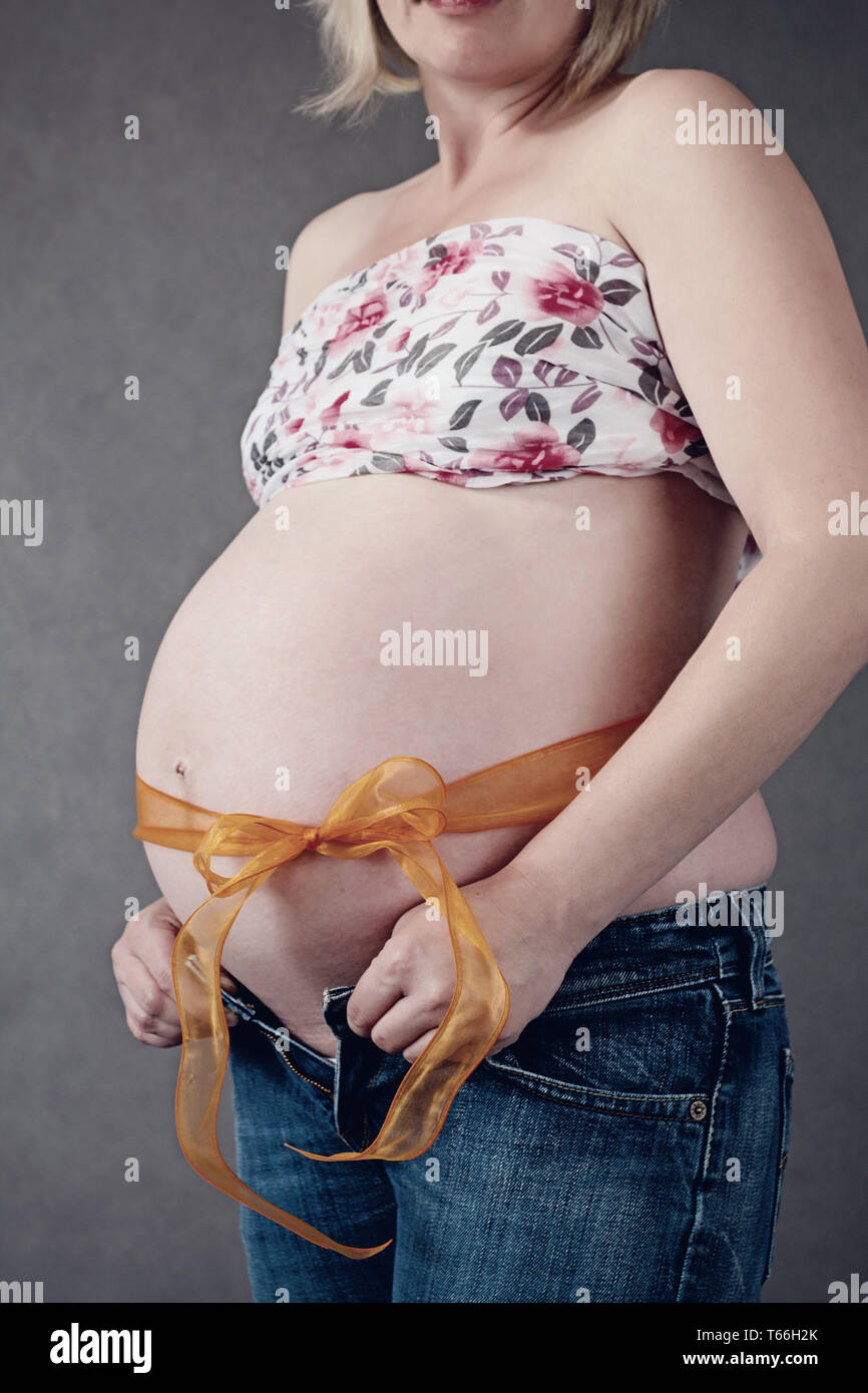Schwangere Frau mit Band um den Bauch Stockfoto