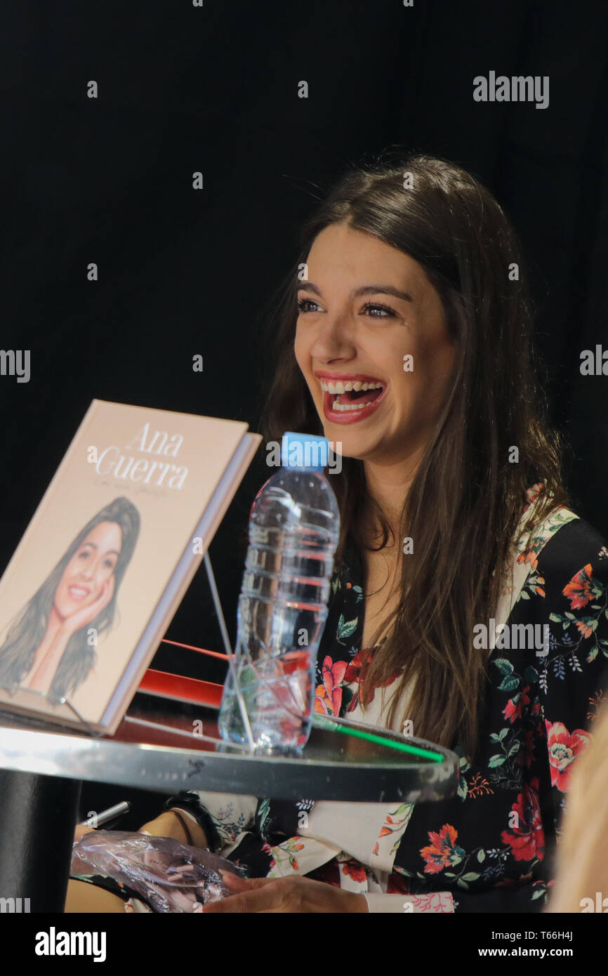 Ana Guerra unterschreibt Bücher bei ihrer Buchsignierveranstaltung in Barcelona. Ana Guerra Firma de libros en Barcelona. Firmando Con Una Sonrisa entre Fans. Stockfoto