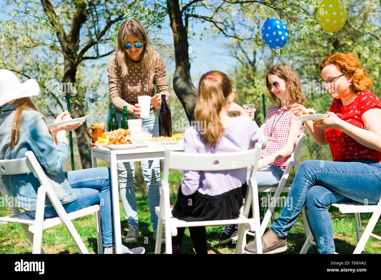 Geburtstag Gartenparty im Sommer sonnigen Tag - essen auf Picknick Stockfoto