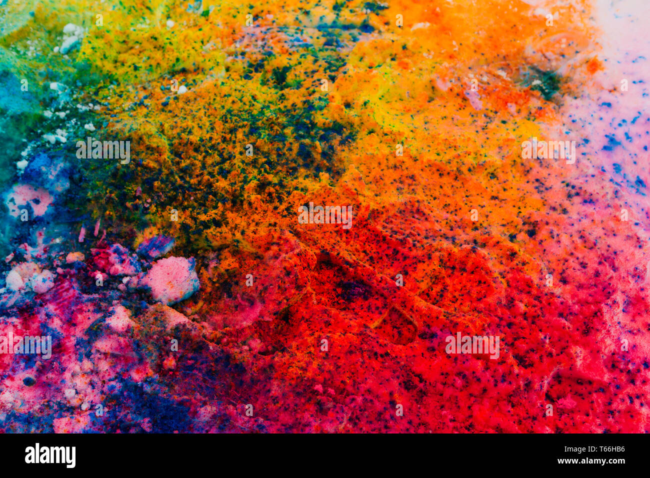 Hintergrund der bunten Holi Pulver in mehreren Farben auf Schnee Oberfläche Stockfoto