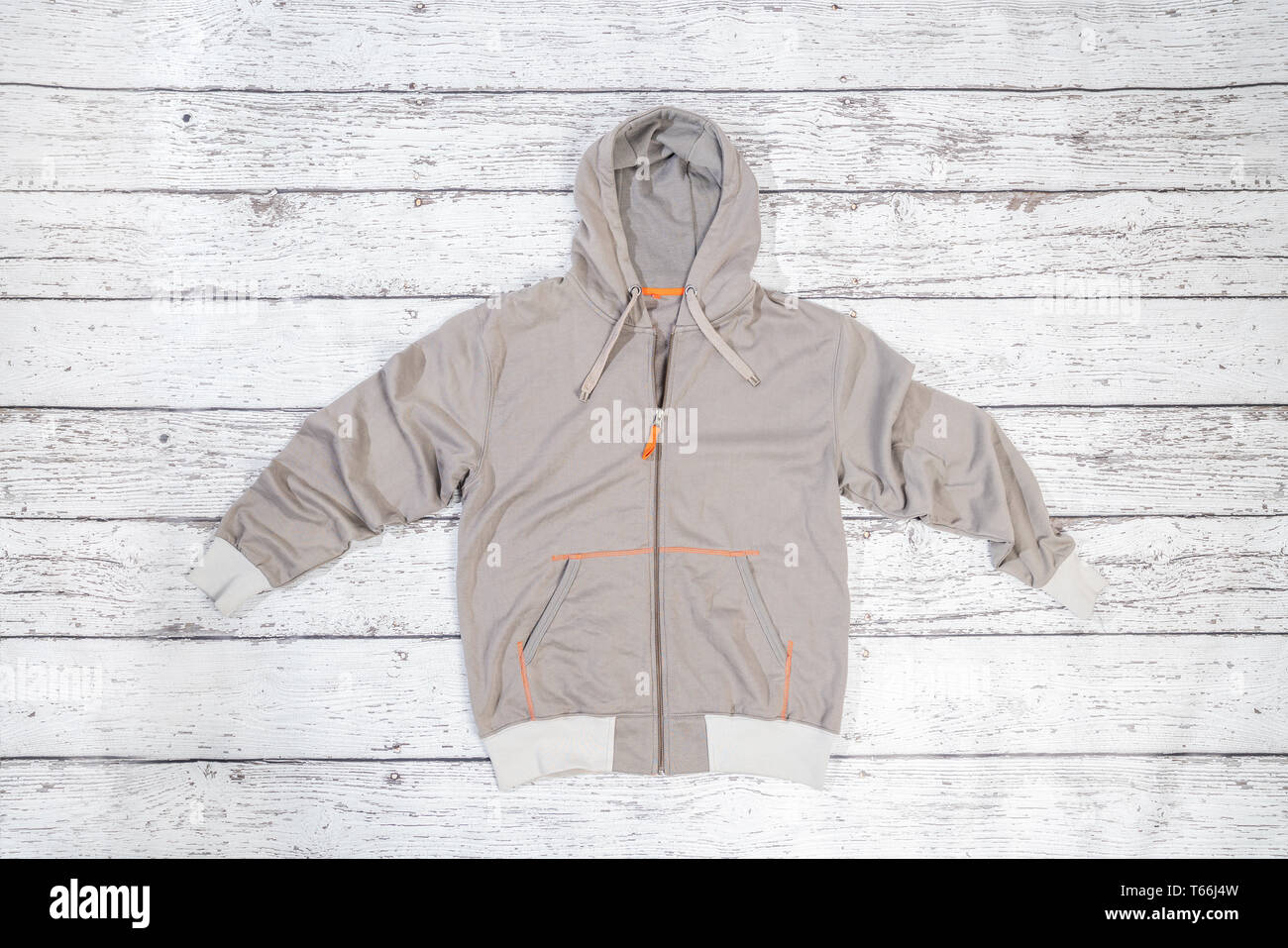 Grau Hoodie Sweatshirt isoliert auf Holz Hintergrund. Stockfoto