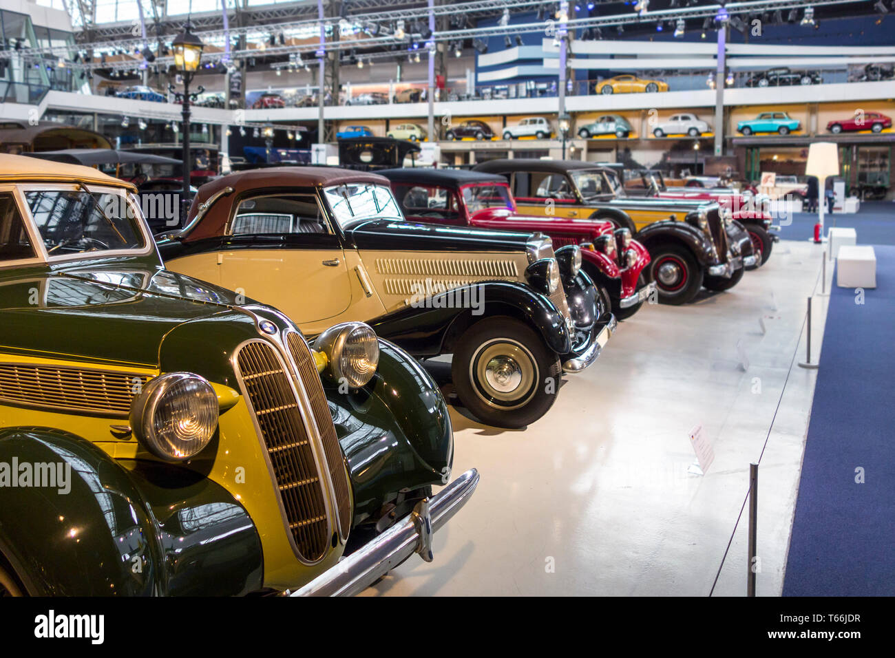Sammlung klassischer Autos, antike Fahrzeuge und Oldtimer in der Autoworld Oldtimer Museum, Cinquantenaire-Park in Brüssel, Belgien Stockfoto