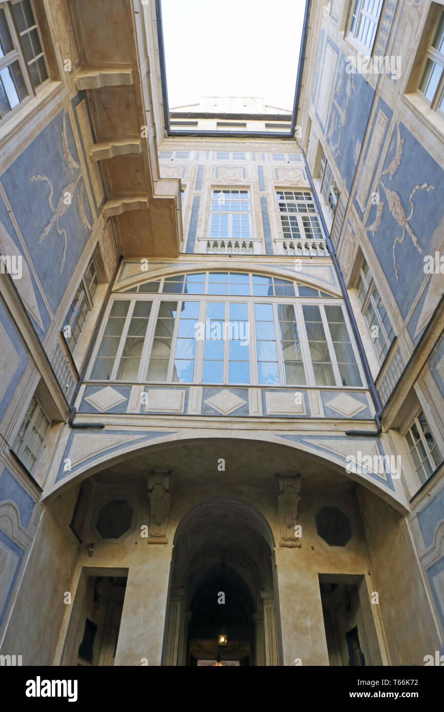 Flur mit Wänden in den Hof in Nicolosio Lomellini oder Podesta Palace in Genua, Italien Stockfoto