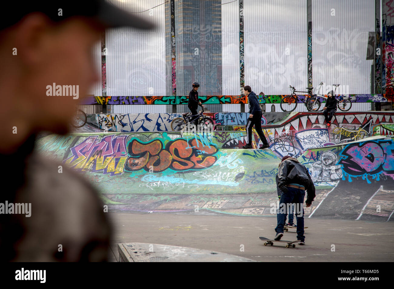 Skater und BMX-Biker in den Place de la Chapelle Skate Park in Brüssel. Stockfoto