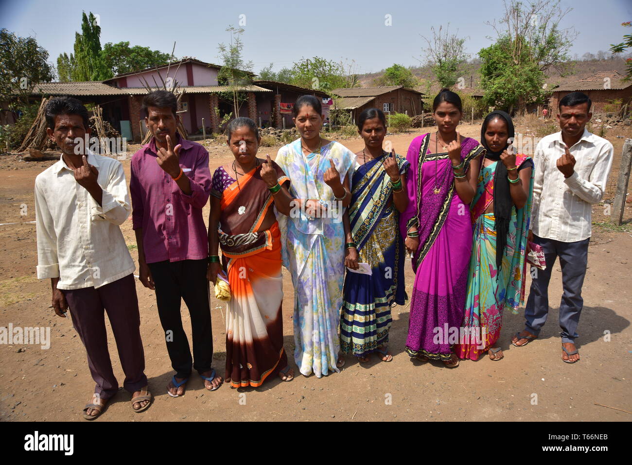 Die Dorfbewohner ihre eingefärbten Finger zeigen nach Voting Bhiwandi Wahlkreis. Phase 4 Der Loksabha Wahlen tritt weg in Indien, wo die Wahlen in 7 Phasen ab 11. April bis 19. Mai stattfinden wird. Phase 4 Der Abstimmung im Jahr 2019 LokSabha Wahl fand über 72 parlamentarischen Wahlkreise in neun Mitgliedstaaten am Montag mit 17 in Maharastra am 29. April, gefolgt von Ergebnissen am 23. Mai. Stockfoto