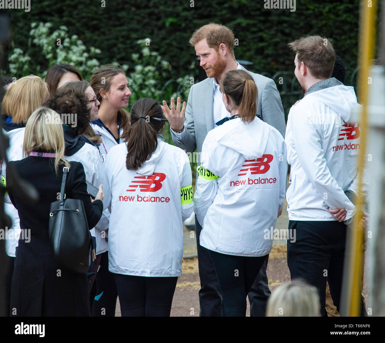 Prinz Harry gesehen im Gespräch mit Freiwilligen vor der Siegerehrung am Virgin London Marathon 2019 in London. Stockfoto
