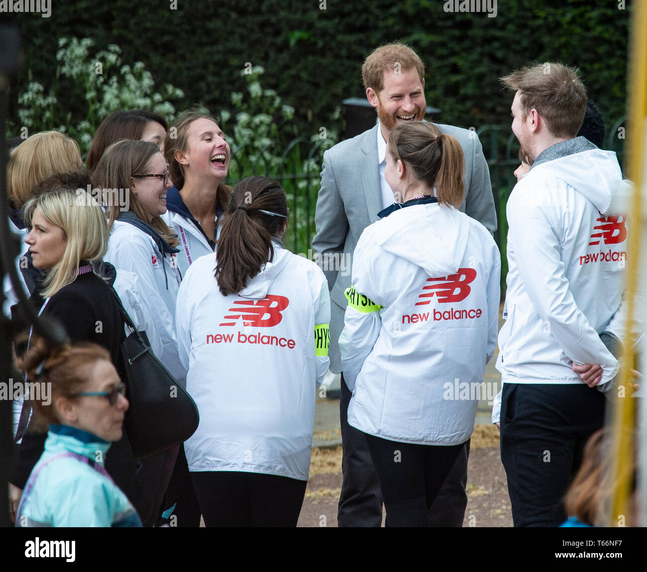 Prinz Harry gesehen lachend mit Freiwilligen vor der Siegerehrung am Virgin London Marathon 2019 in London. Stockfoto