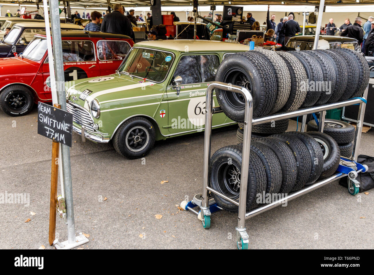 1965 Swiftune Austin Mini Cooper S von William Medcalf in der Koppel mit den Reifen Rack. Betty Richmond Trophy, 77. Goodwood Mitgliederversammlung, Großbritannien Stockfoto