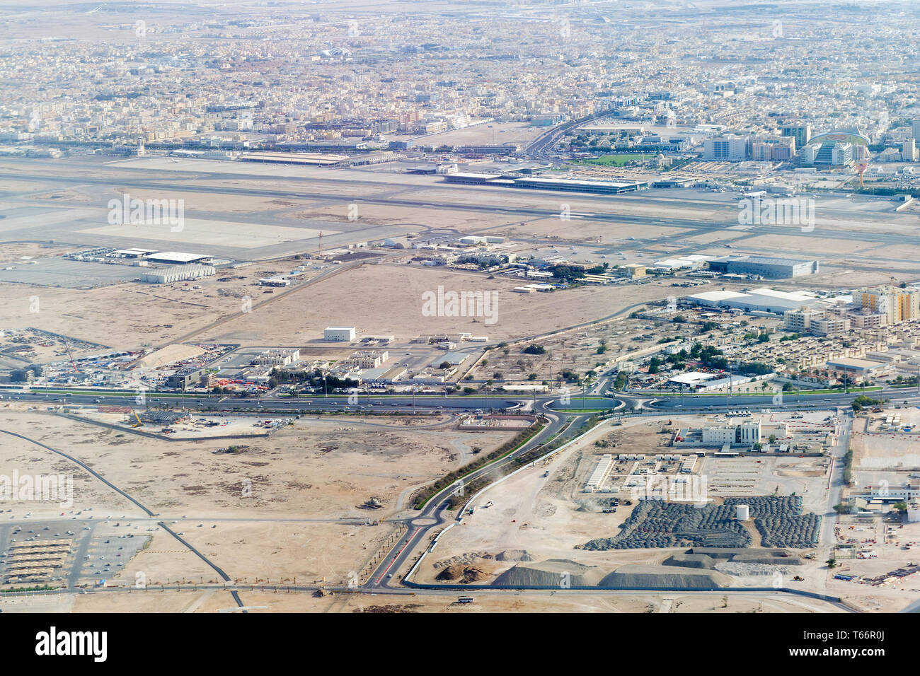 Luftbild bei Zunahme von Doha City. Ras Abu Abboud Expy Straße mit F-Ring Abschnitt, Teil der Hamad Internationalen Flughafen Landebahn. Stockfoto