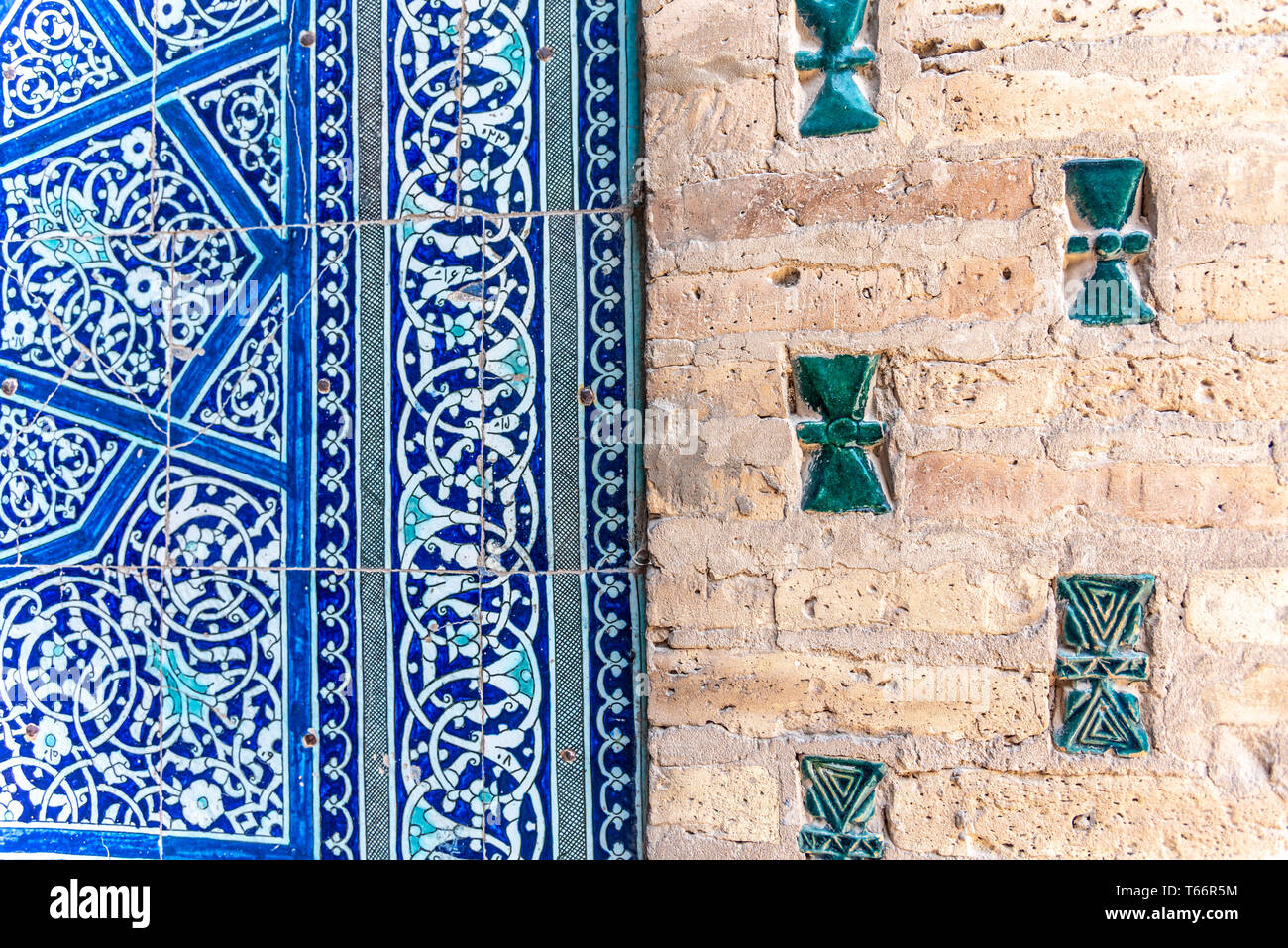 Details von Kacheln in einer Moschee in Usbekistan. Stockfoto