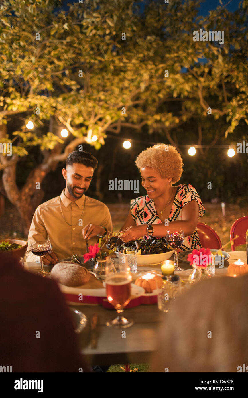 Paar beim Abendessen Garden Party Stockfoto
