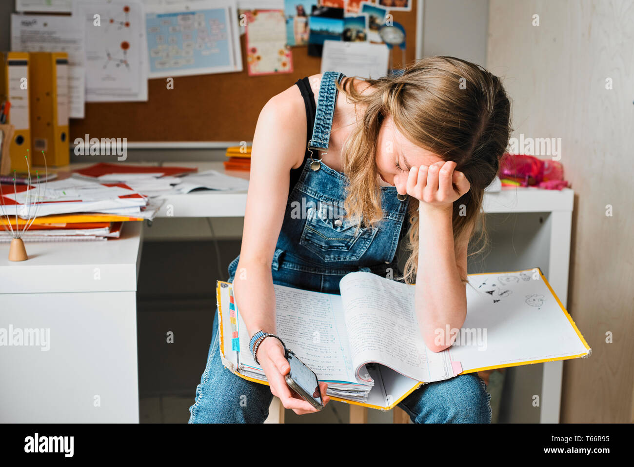 Müde, betont weibliche Studenten studieren Stockfoto