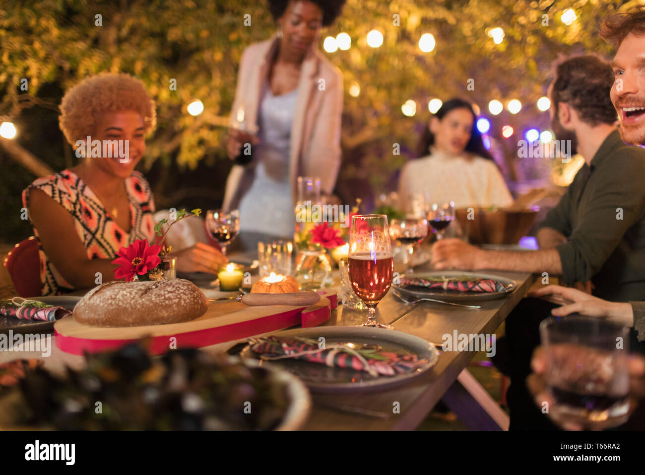 Freunde genießen Sie ein Abendessen bei Kerzenschein Garden Party Stockfoto