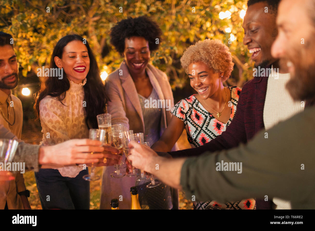 Gerne Freunde feiern, toasten Champagner zum Abendessen Garden Party Stockfoto