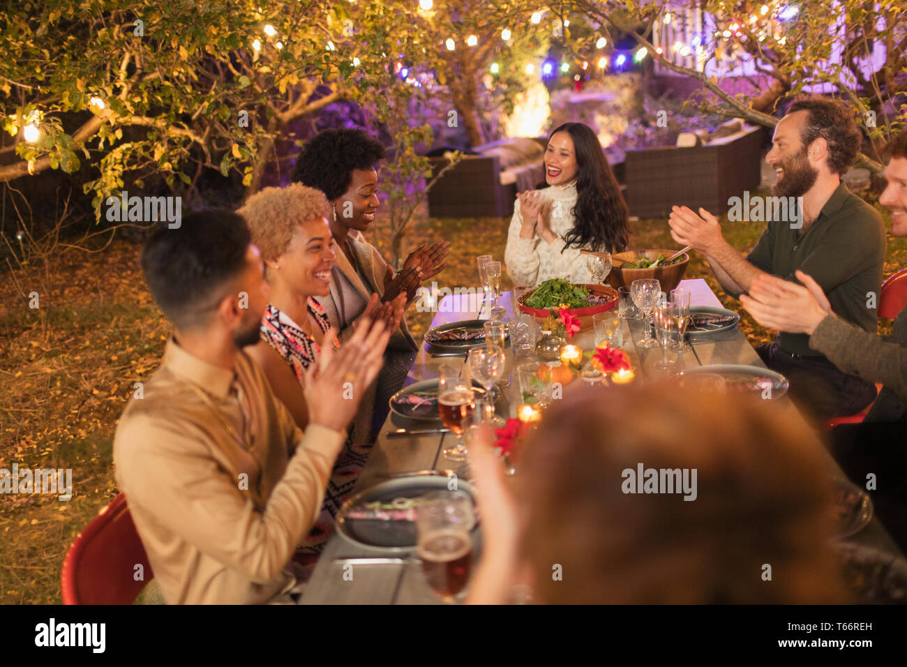 Freunde klatschen, sie das Abendessen Garden Party Stockfoto