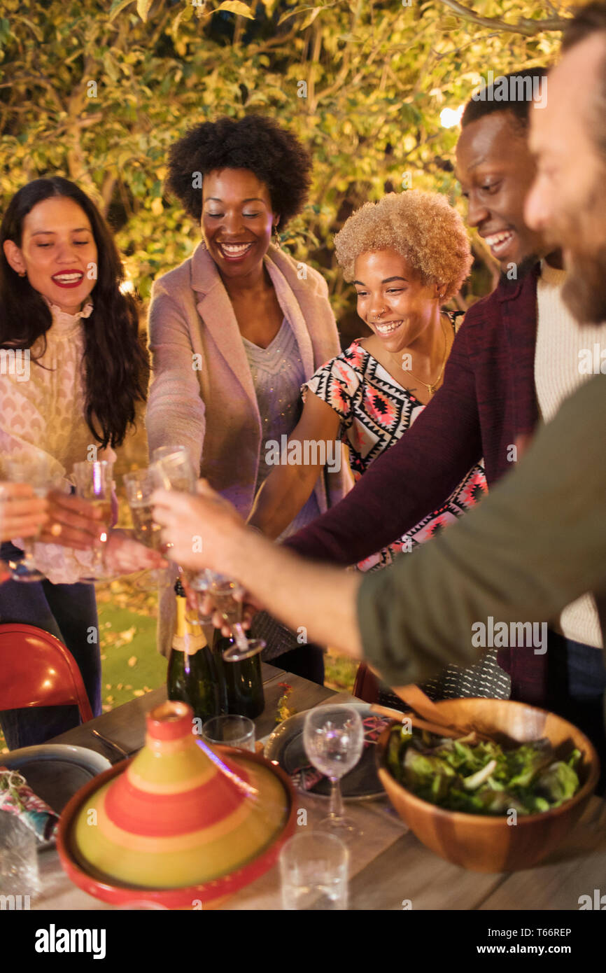Freunde feiern, toasten Champagner zum Abendessen Garden Party Stockfoto