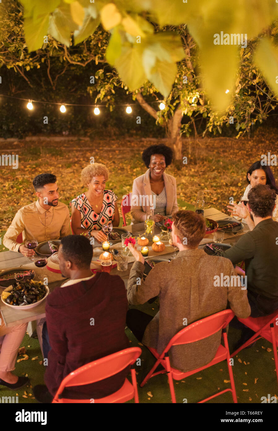 Freunde genießen das Abendessen Garden Party Stockfoto