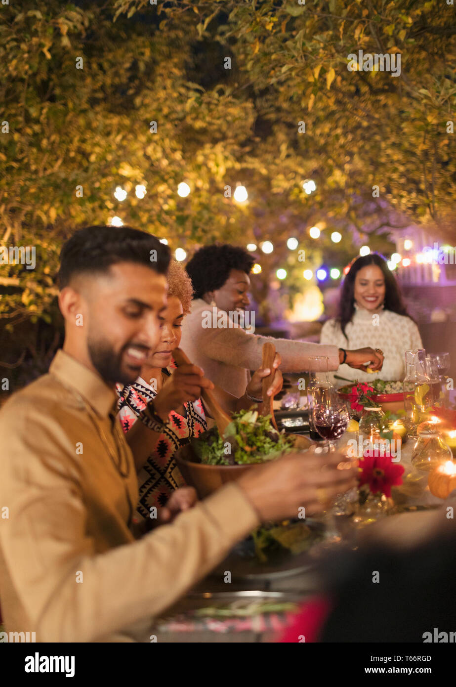 Freunde genießen das Abendessen Garden Party Stockfoto