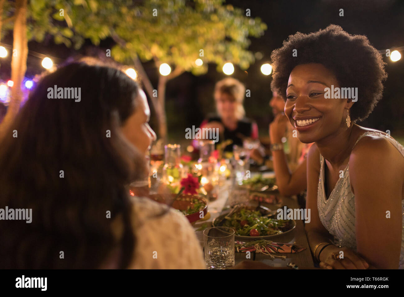 Gerne Frauen Freunde genießen das Abendessen Garden Party Stockfoto
