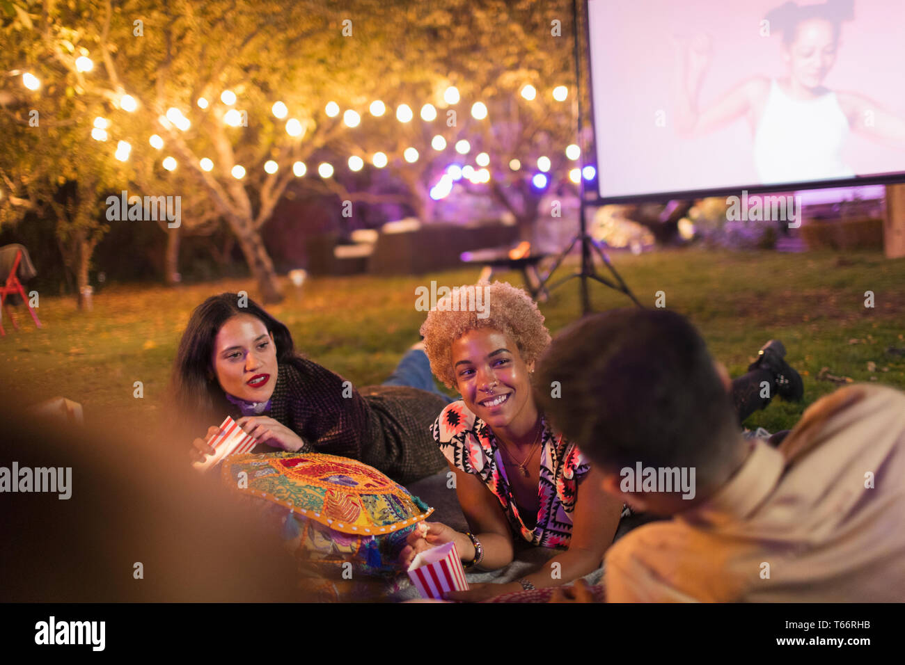 Freunde heraus hängen, watching Film im Hinterhof Stockfoto