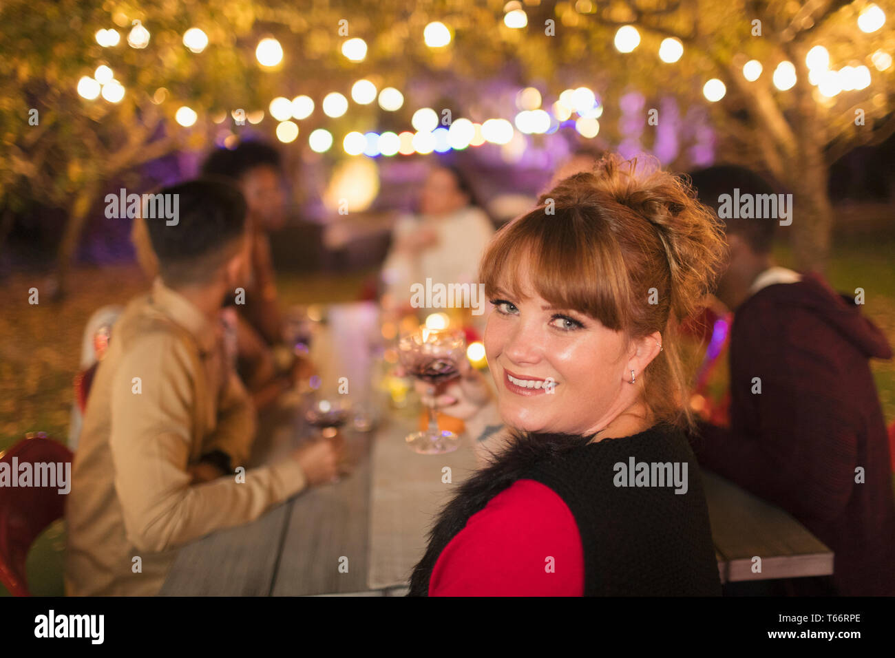 Porträt Frau genießen das Abendessen Garden Party Stockfoto