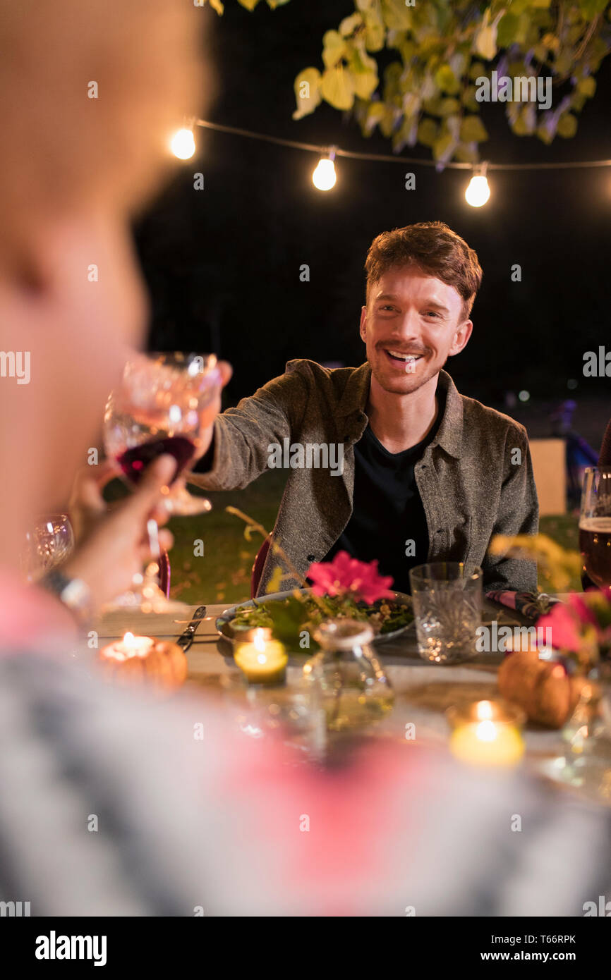 Glückliche Menschen toasten Glas Wein zum Abendessen Garden Party Stockfoto