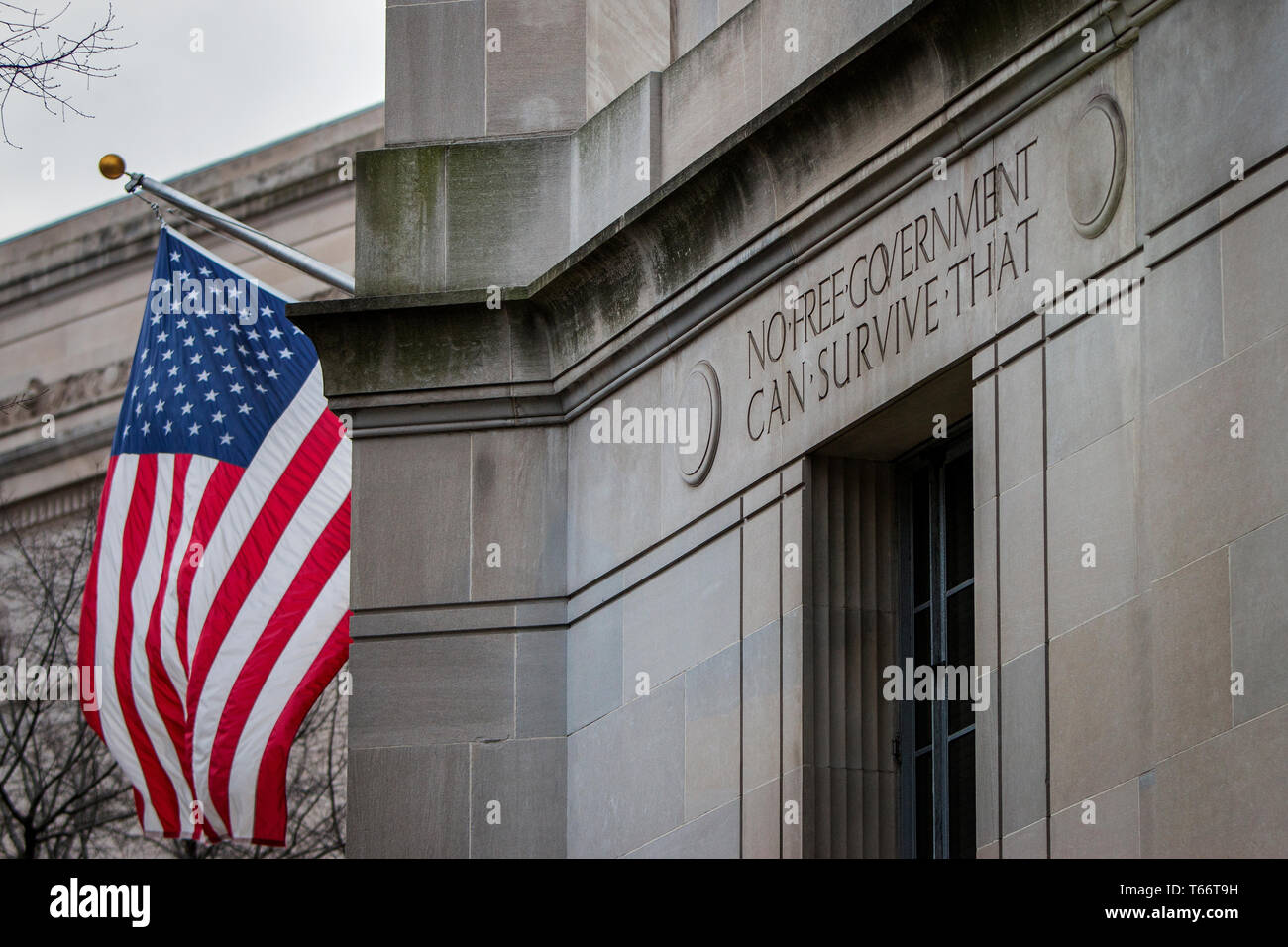 Inschriften an den Wänden des US-Justizministeriums. Die Inhaftierung, die in drei Absätze unterteilt ist, besagt: "Keine freie Regierung und Überleben, die nicht auf der Vorherrschaft des Gesetzes beruht. Wo Das Gesetz Die Tyrannei Beendet, Beginnt' Stockfoto