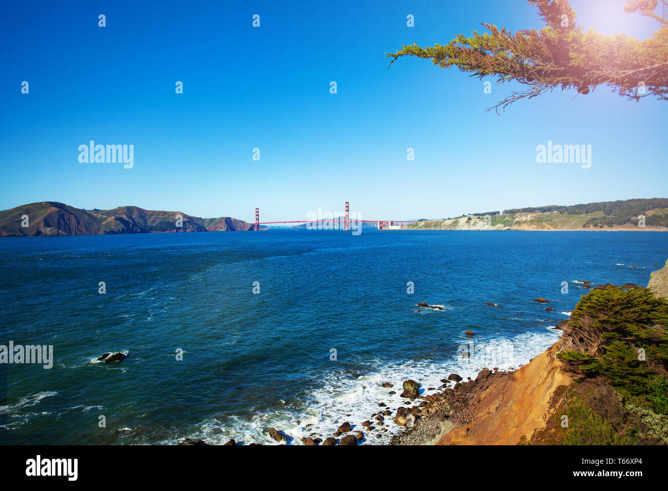 Panoramablick auf die Bucht von San Francisco mit der Golden Gate Bridge in der Ferne an einem sonnigen Tag, USA Stockfoto