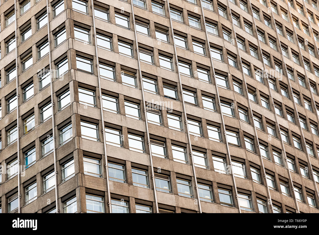 Architektonische abstrakt, ein Bürogebäude mit Beton und Windows für den Einsatz in London Stockfoto