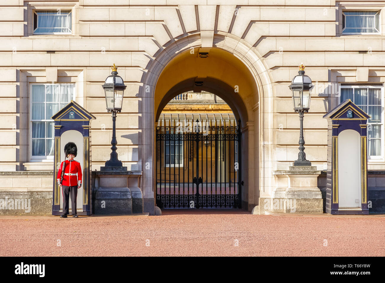 London, Großbritannien - 3. Oktober 2018 - Ein Grenadier Leibwächter und zwei Sentry Boxen außerhalb der Buckingham Palace Stockfoto