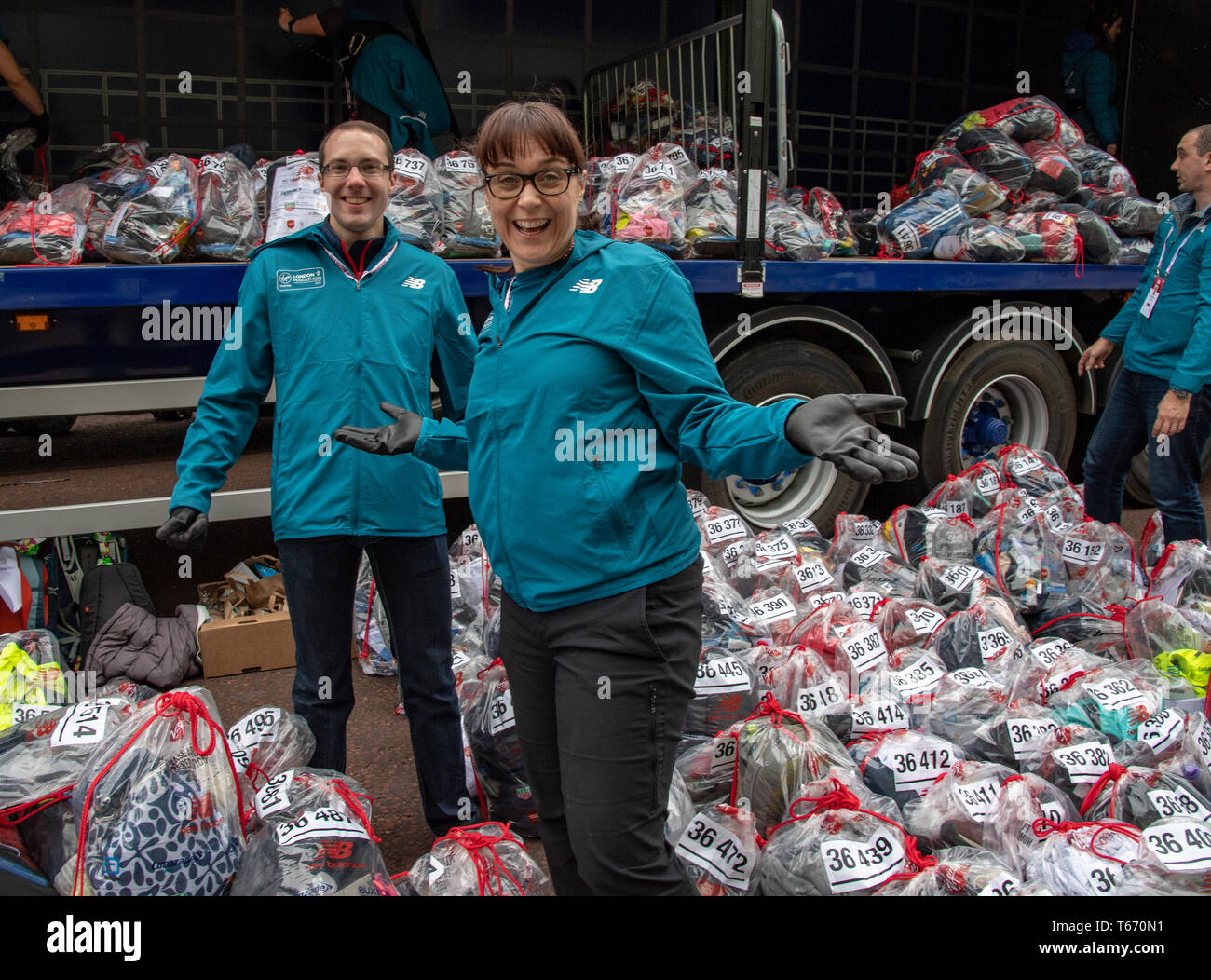 LONDON, ENGLAND - 28. April: Freiwillige helfen bei der Virgin London Marathon 2019 am 28. April 2019 in London, Vereinigtes Königreich. Stockfoto