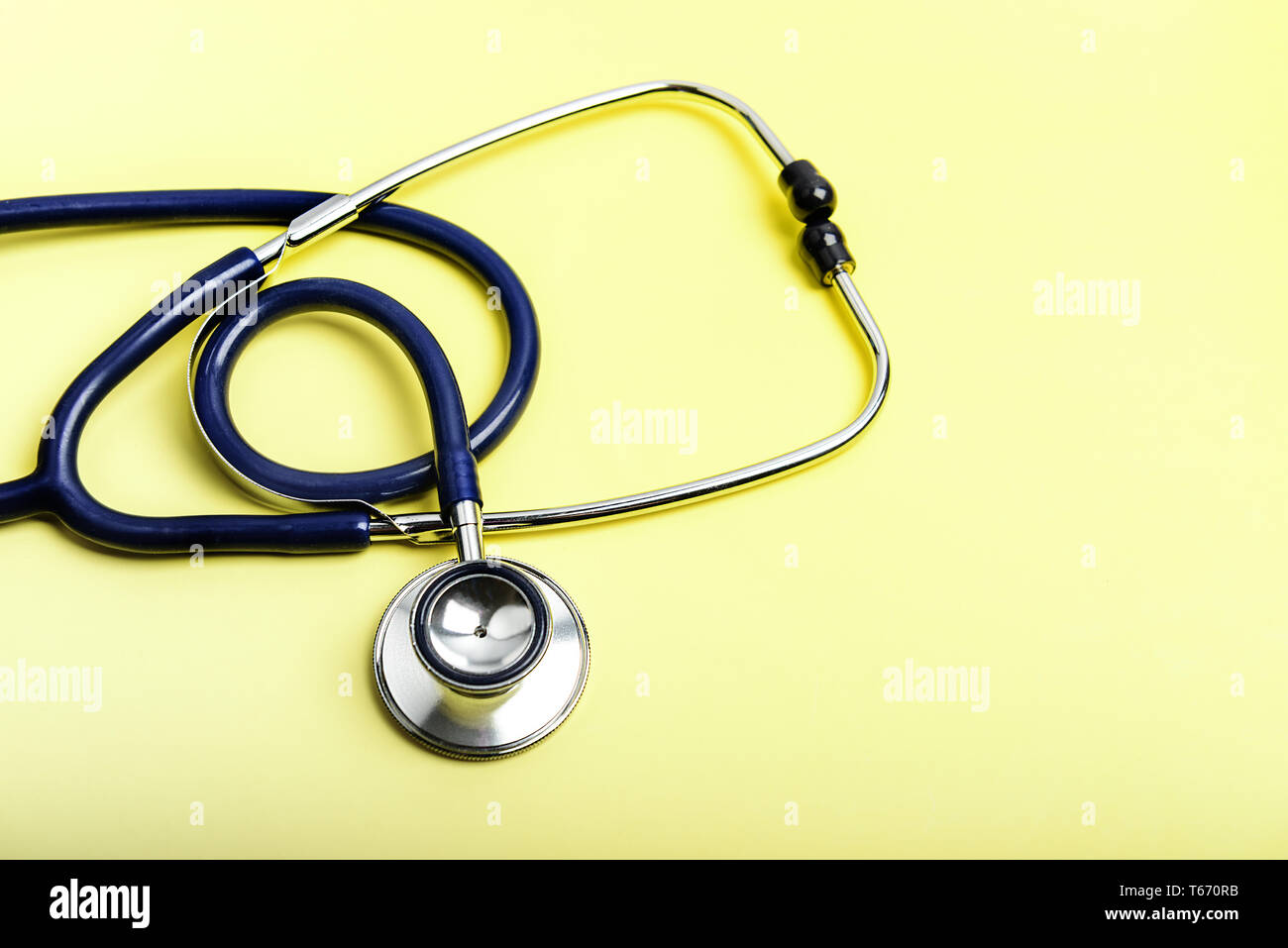 Stethoskop medizinische Geräte auf gelbem Hintergrund. Kopieren Sie Platz für Ihren Text. Medizin und Gesundheit Konzept. Stockfoto
