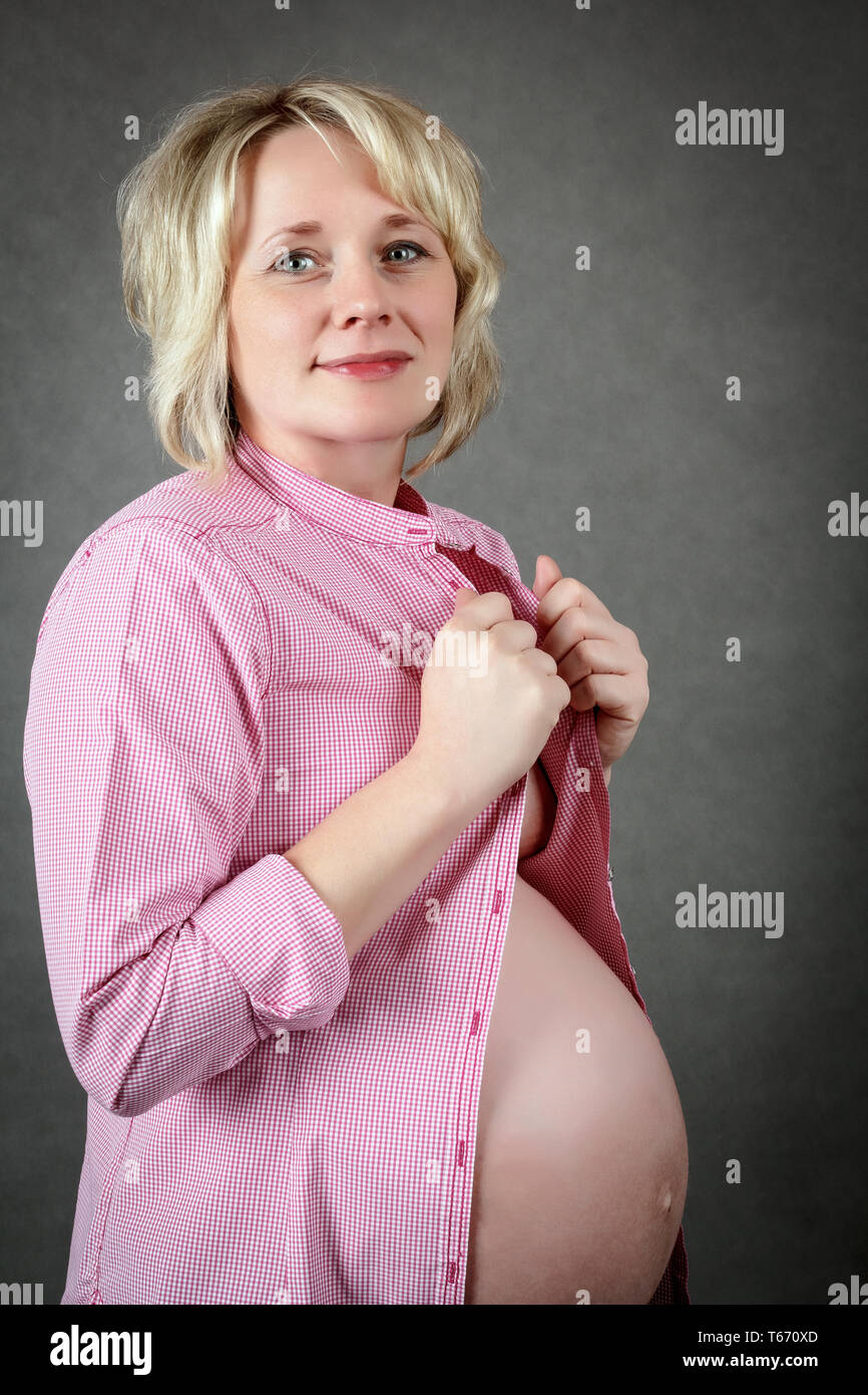 Schöne schwangere Frau zärtlich ihren Bauch Holding Stockfoto