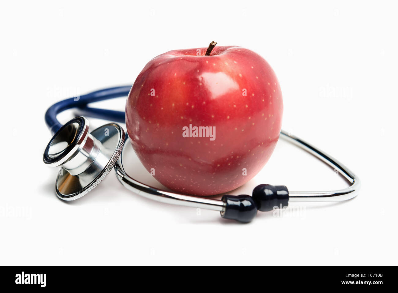 Apple und Stethoskop auf weißem Hintergrund, gesundes Essen und Lifestyle Konzept Stockfoto