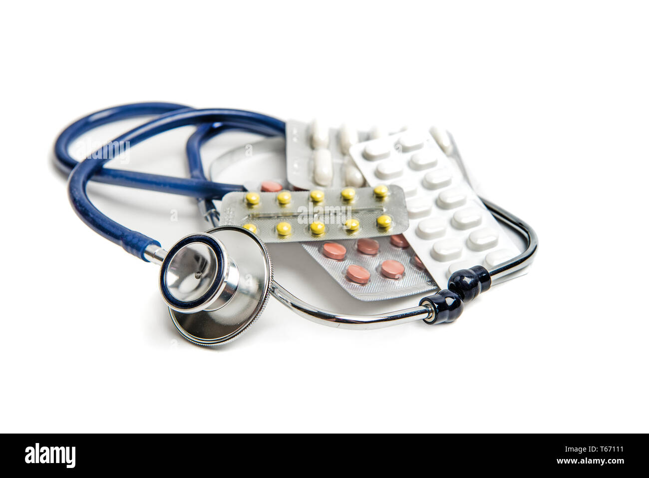 Stethoskop und Pillen auf weißem medizinischen Hintergrund Stockfoto