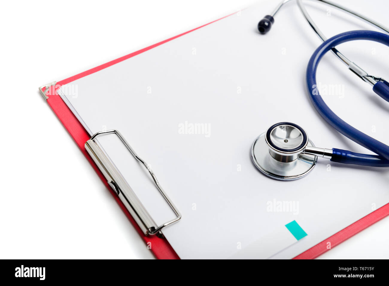 Red Zwischenablage mit blau Stethoskop auf weißem Hintergrund. Gesundheit diagnostische Konzept Stockfoto