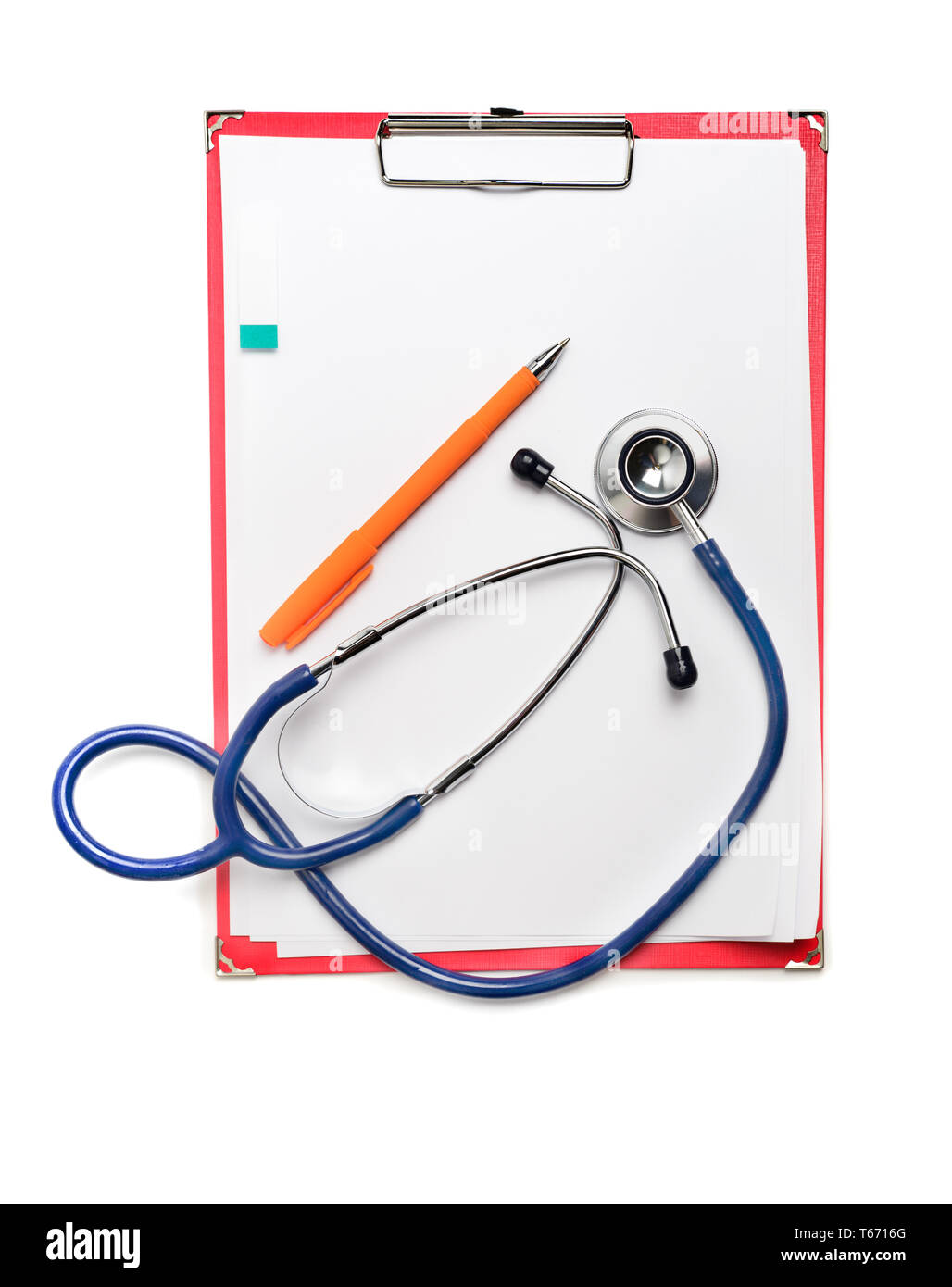 Red Zwischenablage mit blau Stethoskop auf weißem Hintergrund. Gesundheit diagnostische Konzept Stockfoto