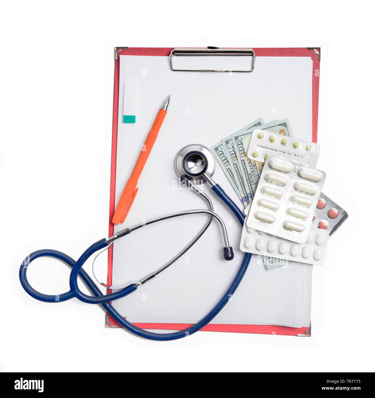 Red Zwischenablage mit Stethoskop, pen, Dollar, Geld, und ziehen Sie die Pillen. Healthcare Konzept Stockfoto