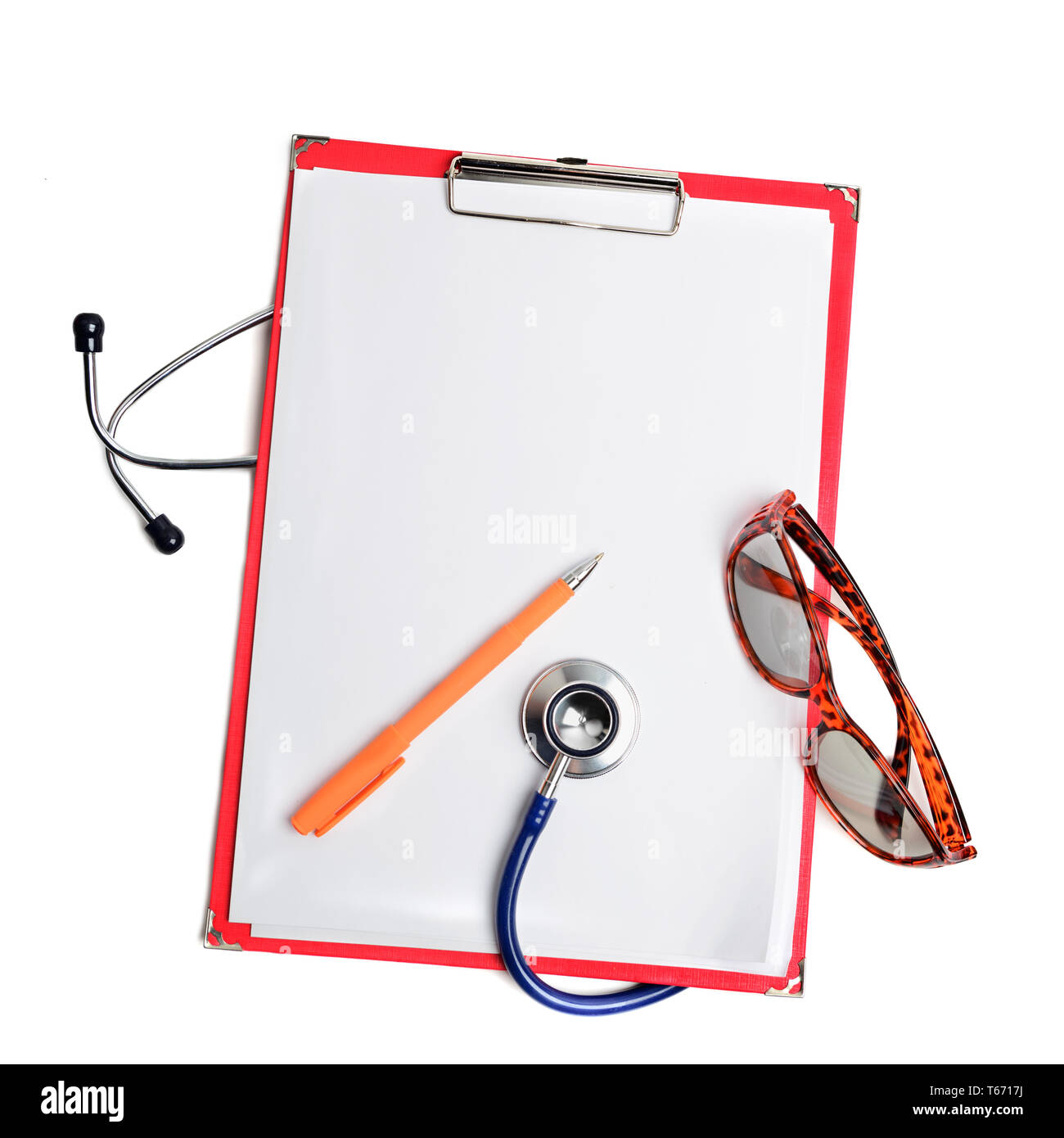 Stethoskop, Pen und Gläser auf rot Zwischenablage ausschneiden über Weiß. Health Care Konzept Stockfoto
