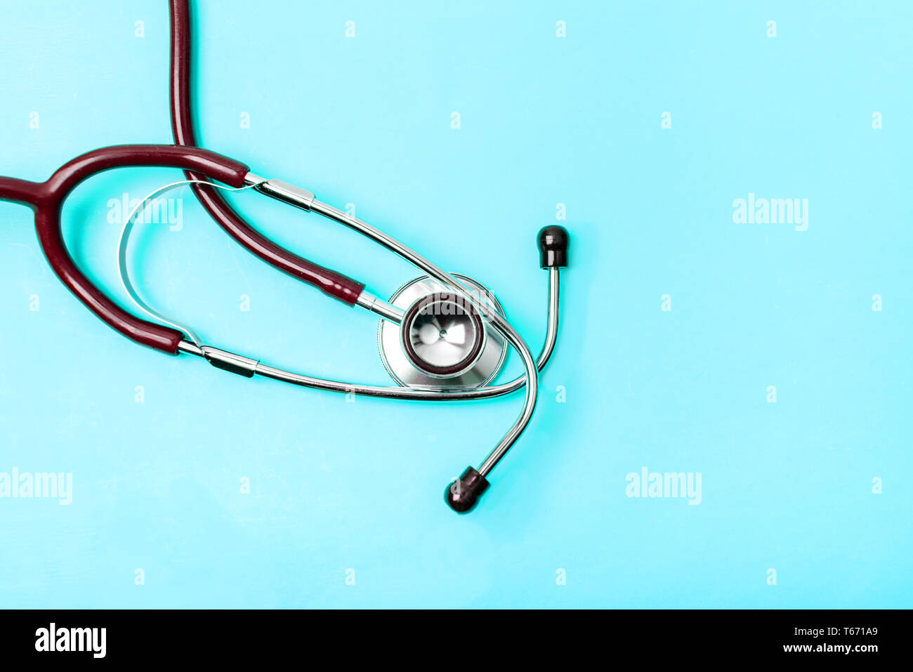 Stethoskop auf blauem Hintergrund. Healthcare Medical Konzept Stockfoto