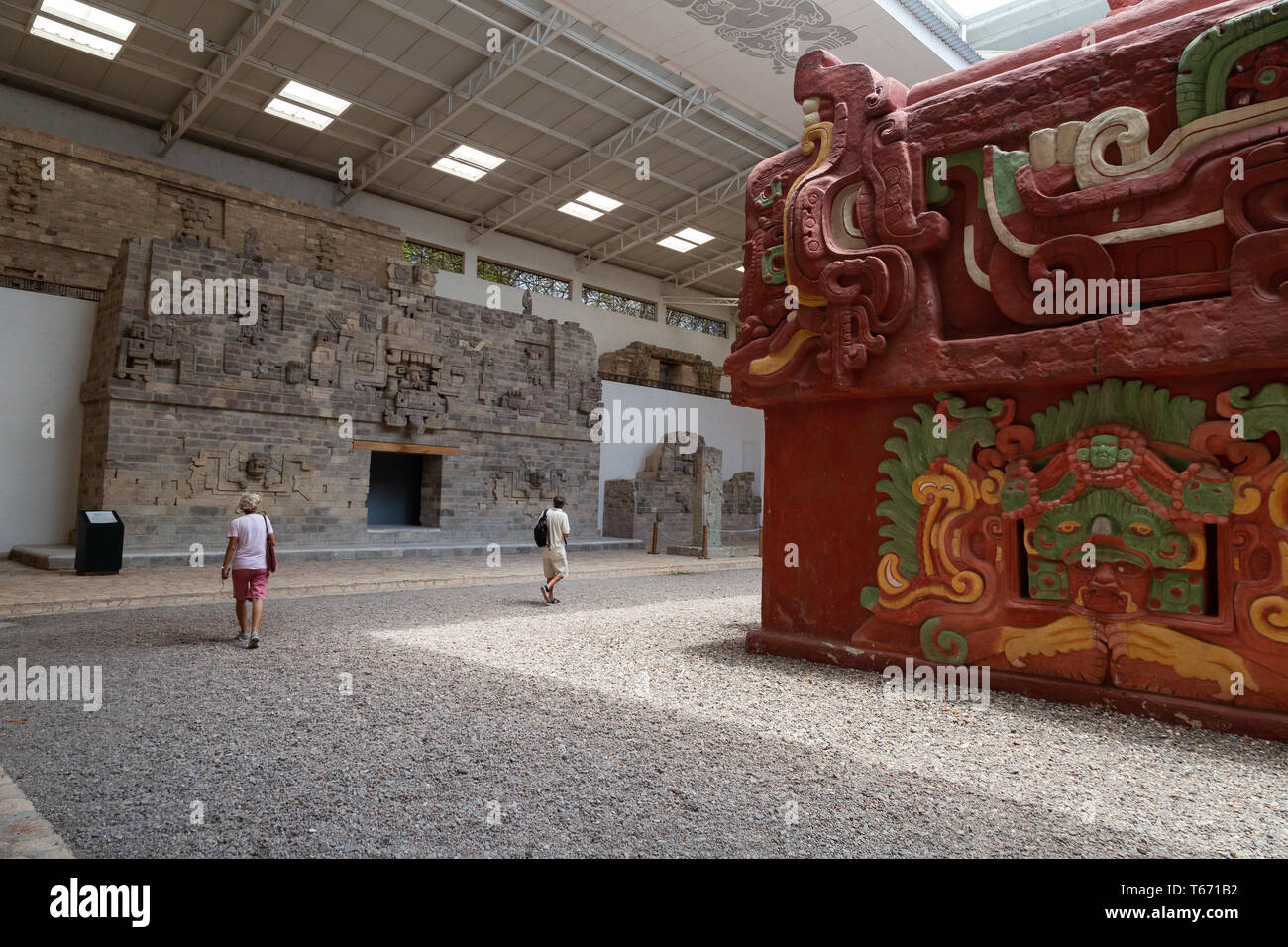 Copan Museum, Copan Ruinas, Honduras - Touristen im Copan Skulptur Museum Blick auf Mayan Artefakte, Copan, Honduras Mittelamerika Stockfoto