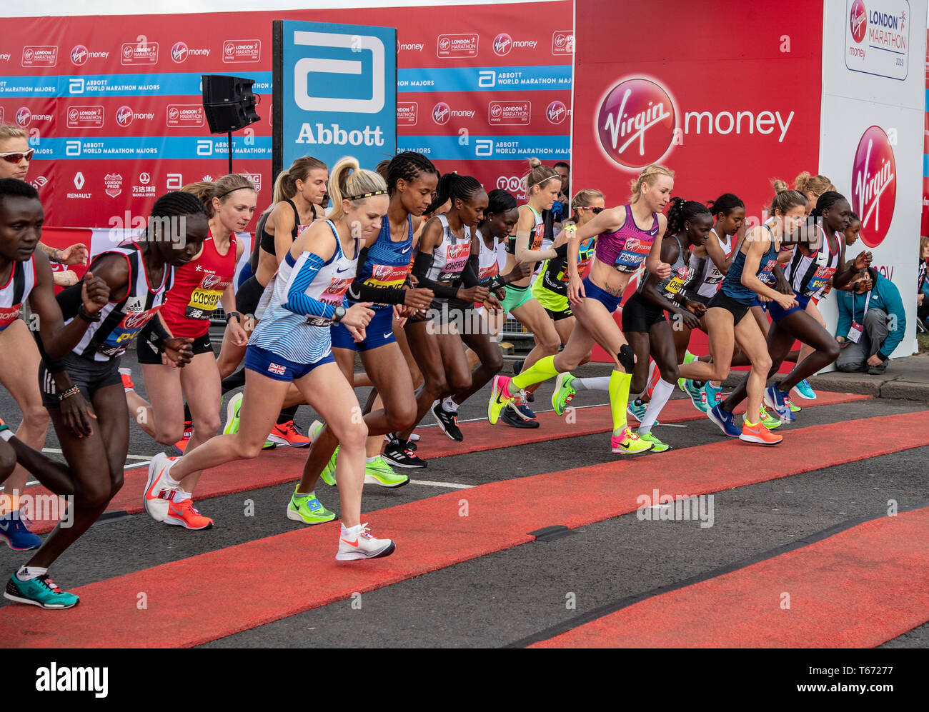 LONDON, ENGLAND - 28. April: Charlotte Purdue von Großbritannien zu Beginn der Rennen der Elite Frauen an der Virgin London Marathon 2019 am 28. April, Stockfoto