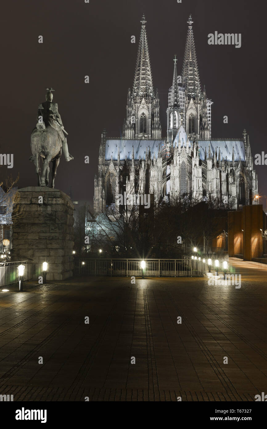 Der Kölner Dom und der Hohenzollern Eisenbahnbrücke Stockfoto